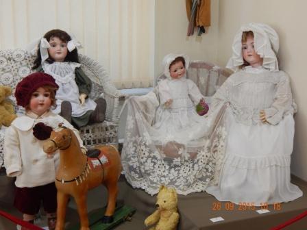 Фотография "Посещение выставки уникальных кукол в музее"