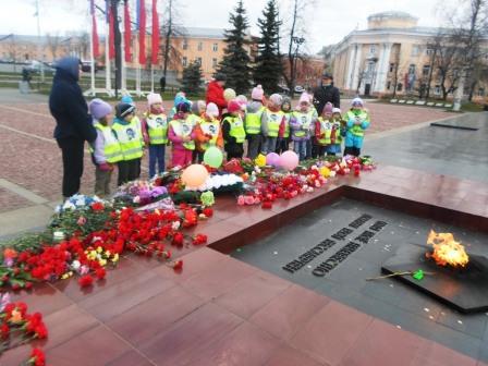 Фотография "Дети почтили память неизвестного солдата"