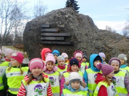 Фотография "Дети почтили память неизвестного солдата"